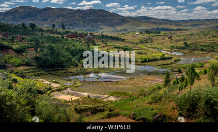 Ricefields e tradizionale Betsileo case sul Madagascar highlands, vicino ad Ambositra, sulla principale N7 road. Foto Stock