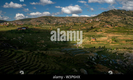 Ricefields e tradizionale Betsileo case sul Madagascar highlands, vicino ad Ambositra, sulla principale N7 road. Foto Stock