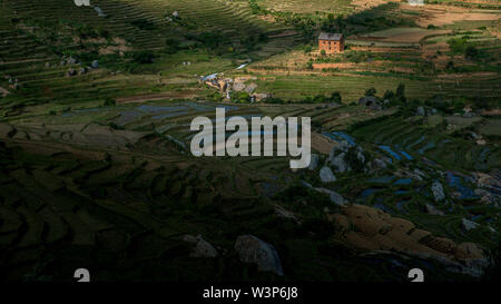 Ricefields e tradizionale Betsileo case sul Madagascar highlands, vicino ad Ambositra, sulla principale N7 road. Foto Stock