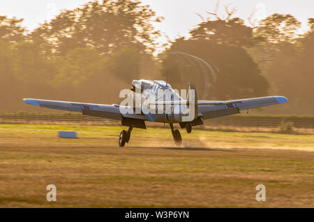 Hispano Buchon Messerschmitt Bf109 Me109 nel deserto regime tedesco Luftwaffe colori. La seconda guerra mondiale da combattimento aereo laminazione per prendere il via nel tardo pomeriggio Foto Stock