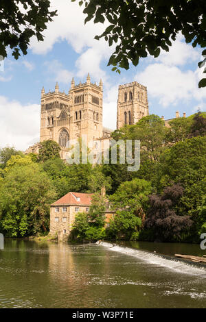 La Cattedrale di Durham e vecchi Fulling Mill si vede attraverso il fiume usura in Durham City, England, Regno Unito Foto Stock