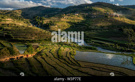 Ricefields e tradizionale Betsileo case sul Madagascar highlands, vicino ad Ambositra, sulla principale N7 road. Foto Stock