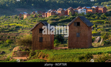 Ricefields e tradizionale Betsileo case sul Madagascar highlands, vicino ad Ambositra, sulla principale N7 road. Foto Stock