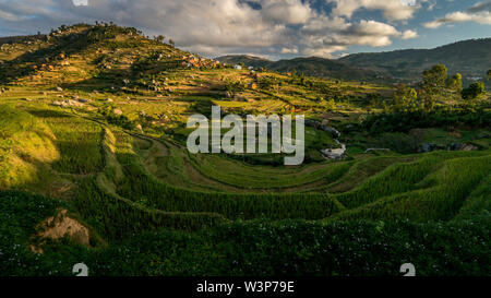 Ricefields e tradizionale Betsileo case sul Madagascar highlands, vicino ad Ambositra, sulla principale N7 road. Foto Stock