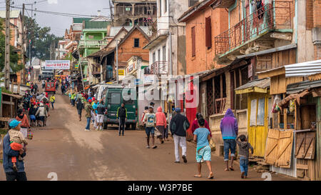 Strada di Ambositra, Madagascar, città sulla più bella strada del paese la RN7. Foto Stock