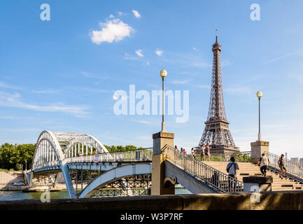 La passerella Debilly è un sentiero pedonale attraverso il ponte di arco sul fiume Senna, costruito nel 1900 non lontano dalla Torre Eiffel a Parigi, Francia. Foto Stock