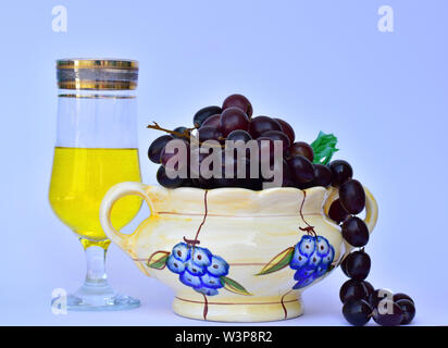 Grappolo di uva nera in una ciotola Foto Stock