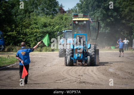 Headington & Stockley vapore Rally & Country Fair, Headington, Wiltshire, Regno Unito. Il 7 luglio 2019. I concorrenti prendere parte nel trattore tirando contest at th Foto Stock