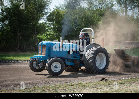 Headington & Stockley vapore Rally & Country Fair, Headington, Wiltshire, Regno Unito. Il 7 luglio 2019. I concorrenti prendere parte nel trattore tirando contest at th Foto Stock