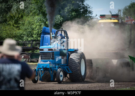 Headington & Stockley vapore Rally & Country Fair, Headington, Wiltshire, Regno Unito. Il 7 luglio 2019. I concorrenti prendere parte nel trattore tirando contest at th Foto Stock