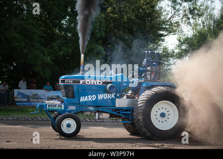 Headington & Stockley vapore Rally & Country Fair, Headington, Wiltshire, Regno Unito. Il 7 luglio 2019. I concorrenti prendere parte nel trattore tirando contest at th Foto Stock