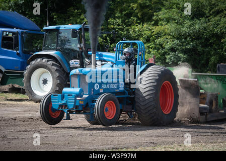 Headington & Stockley vapore Rally & Country Fair, Headington, Wiltshire, Regno Unito. Il 7 luglio 2019. I concorrenti prendere parte nel trattore tirando contest at th Foto Stock