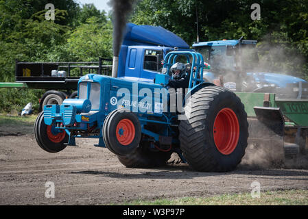 Headington & Stockley vapore Rally & Country Fair, Headington, Wiltshire, Regno Unito. Il 7 luglio 2019. I concorrenti prendere parte nel trattore tirando contest at th Foto Stock