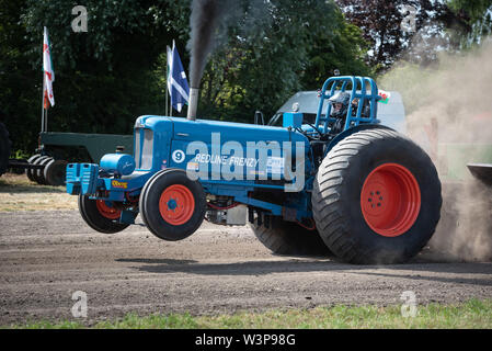 Headington & Stockley vapore Rally & Country Fair, Headington, Wiltshire, Regno Unito. Il 7 luglio 2019. I concorrenti prendere parte nel trattore tirando contest at th Foto Stock