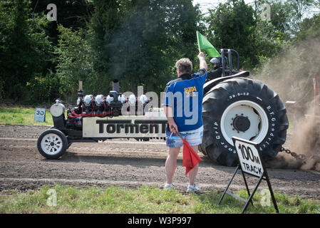 Headington & Stockley vapore Rally & Country Fair, Headington, Wiltshire, Regno Unito. Il 7 luglio 2019. I concorrenti prendere parte nel trattore tirando contest at th Foto Stock