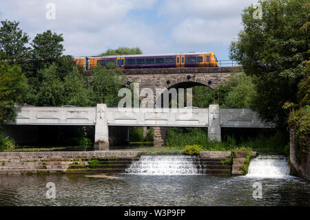 West Midlands classe ferroviaria 172 treno attraversando il fiume apprendere, principe di auto, Leamington Spa Warwickshire, Regno Unito Foto Stock