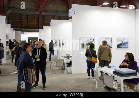 Torino, Italia - 4 Maggio 2019: La fotografia Phair art fair interno alla Borsa Valori con i visitatori a Torino, Italia. Foto Stock