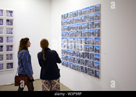 Torino, Italia - 4 Maggio 2019: La fotografia Phair art fair interno alla Borsa Valori con i visitatori a Torino, Italia. Foto Stock