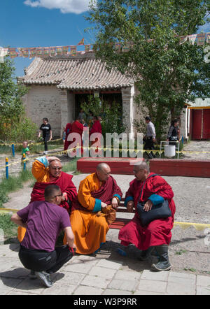I monaci buddisti si raccolgono al di fuori del XVI secolo Erdene Zuu Khiid (cento tesori monastero) nell antica Karakorum, Orkhon Valley, Mongolia Foto Stock
