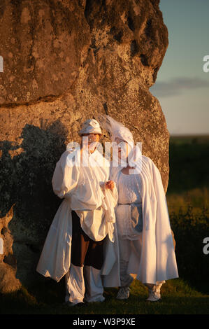 Xx Giugno 2019. Centinaia di persone si riuniscono a Avebury henge nel Wiltshire per celebrare il solstizio d'estate tutta la sera e la mattina Foto Stock