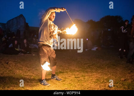 Xx Giugno 2019. Centinaia di persone si riuniscono a Avebury henge nel Wiltshire per celebrare il solstizio d'estate tutta la sera e la mattina Foto Stock