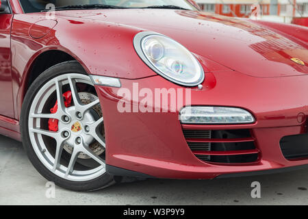 Novosibirsk, Russia - 07.17.2019: faro anteriore e ruota girata vista delle auto Porsche 911 Carrera 4s con il grigio scuro interno in condizioni eccellenti i Foto Stock