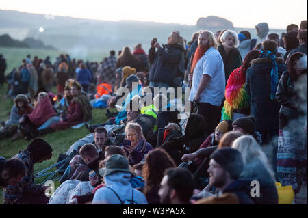 Xx Giugno 2019. Centinaia di persone si riuniscono a Avebury henge nel Wiltshire per celebrare il solstizio d'estate tutta la sera e la mattina Foto Stock