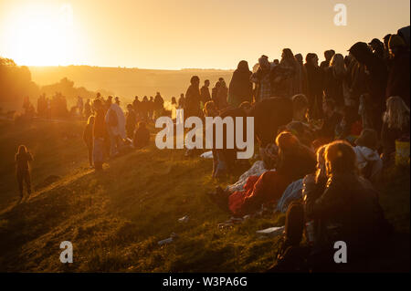 Xx Giugno 2019. Centinaia di persone si riuniscono a Avebury henge nel Wiltshire per celebrare il solstizio d'estate tutta la sera e la mattina Foto Stock