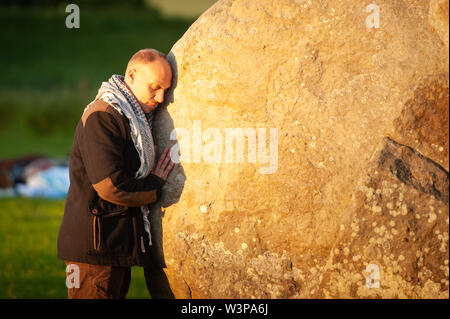 Xx Giugno 2019. Centinaia di persone si riuniscono a Avebury henge nel Wiltshire per celebrare il solstizio d'estate tutta la sera e la mattina Foto Stock