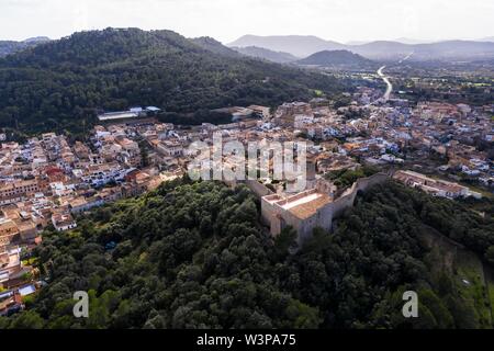 Drone shot, vista città con Castell de Capdepera, Capdepera, Maiorca, isole Baleari, Spagna Foto Stock