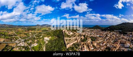 Drone shot, vista città con Castell de Capdepera, Capdepera, Maiorca, isole Baleari, Spagna Foto Stock