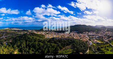 Drone shot, vista città con Castell de Capdepera, Capdepera, Maiorca, isole Baleari, Spagna Foto Stock