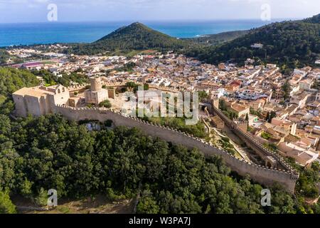 Drone shot, vista città con Castell de Capdepera, Capdepera, Maiorca, isole Baleari, Spagna Foto Stock