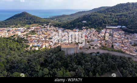 Drone shot, vista città con Castell de Capdepera, Capdepera, Maiorca, isole Baleari, Spagna Foto Stock