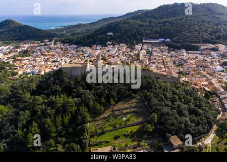 Drone shot, vista città con Castell de Capdepera, Capdepera, Maiorca, isole Baleari, Spagna Foto Stock