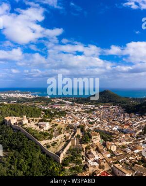 Drone shot, vista città con Castell de Capdepera, Capdepera, Maiorca, isole Baleari, Spagna Foto Stock