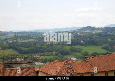 Verdi colline e vista sui tetti di Firenze dal punto di vista panoramico a Mondovì, Piemonte, Italia Foto Stock