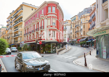 MONTE CARLO, Monaco - Agosto 19, 2016: Monte Carlo street con le automobili e gli edifici di lusso in estate nel Principato di Monaco Foto Stock