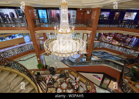 MONTE CARLO, Monaco - Agosto 20, 2016: Le Metropole, Luxury department store interno con lampadario in cristallo di Monte Carlo, Monaco. Foto Stock