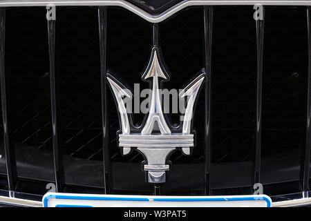 MONTE CARLO, Monaco - Agosto 20, 2016: Maserati auto di lusso logo tridente in un giorno di estate in Monte Carlo, Monaco. Foto Stock