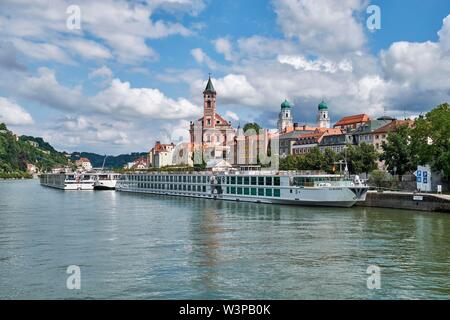 Veduta sul Danubio a una fase di atterraggio con il fiume navi da crociera, per il centro storico di Passau, Bassa Baviera, Baviera, Germania Foto Stock