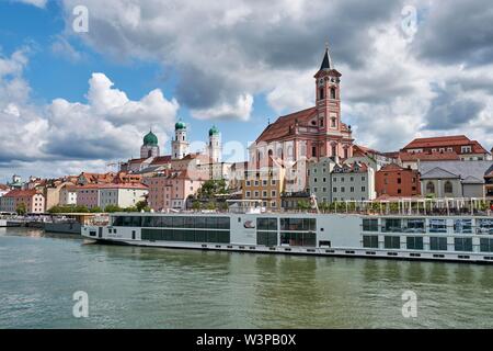 Veduta sul Danubio a una fase di atterraggio con il fiume navi da crociera, per il centro storico di Passau, Bassa Baviera, Baviera, Germania Foto Stock