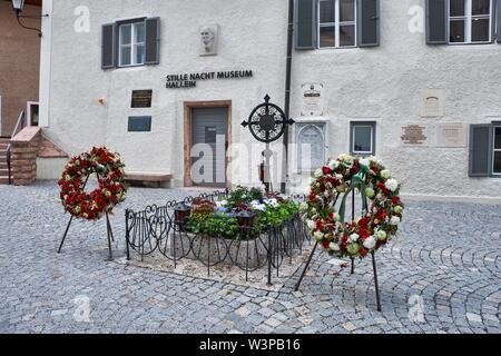 Notte silenziosa museo con la tomba di Franz Xaver Gruber nella vecchia città di Hallein, Austria Foto Stock