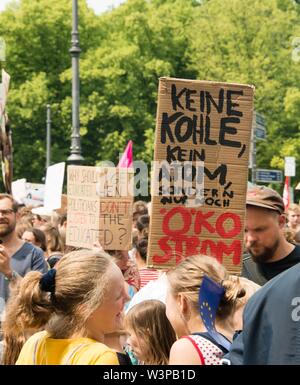 Venerdì per future e dimostrazione da parte degli alunni e degli studenti contro il cambiamento climatico il 24 maggio 2019, la protezione del clima, il riscaldamento globale, segni, clima Foto Stock