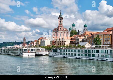 Veduta sul Danubio a una fase di atterraggio con il fiume navi da crociera, per il centro storico di Passau, Bassa Baviera, Baviera, Germania Foto Stock