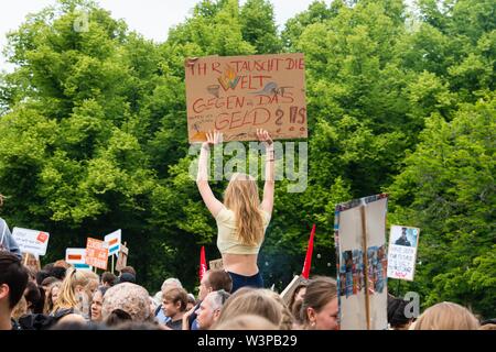 Il venerdì per il futuro, dimostrazione di alunni e studenti contro il cambiamento climatico il 24 maggio 2019, la protezione del clima, il riscaldamento globale, segni, clima Foto Stock