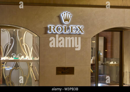 MONTE CARLO, Monaco - Agosto 20, 2016: Rolex luxury watch store illuminata di notte a Monte Carlo, Monaco. Foto Stock