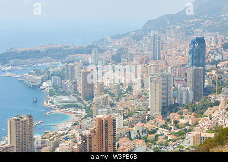 Monte Carlo, antenna vista città con la nebbia in una soleggiata mattinata estiva nel Principato di Monaco Foto Stock