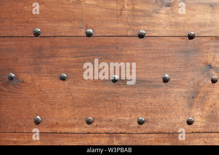 Porta in legno con chiodi sfondo texture Foto Stock