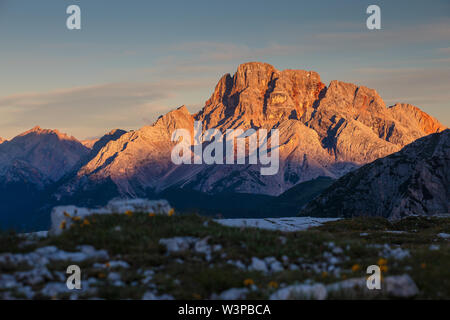 Algenglow luce del sole all'alba sul monte Croda Rossa d'Ampezzo. Le Dolomiti. Alpi Italiane. Europa. Foto Stock